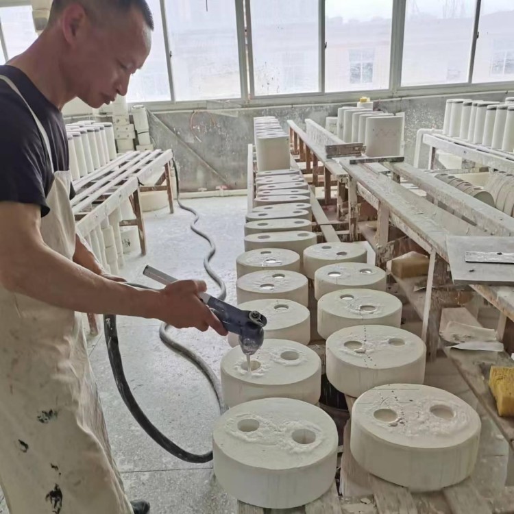 Od hliny po svetlo: 10 krokov na výrobu trvanlivého porcelánového osvetlenia pri silnom osvetlení