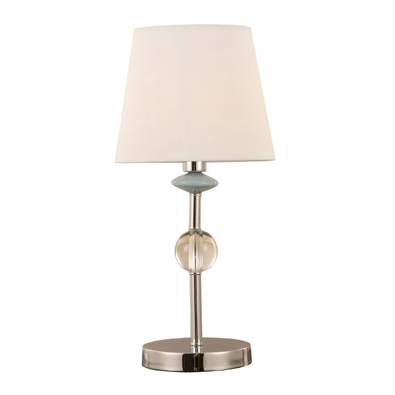Biela stolová lampa s kužeľovým odtieňom